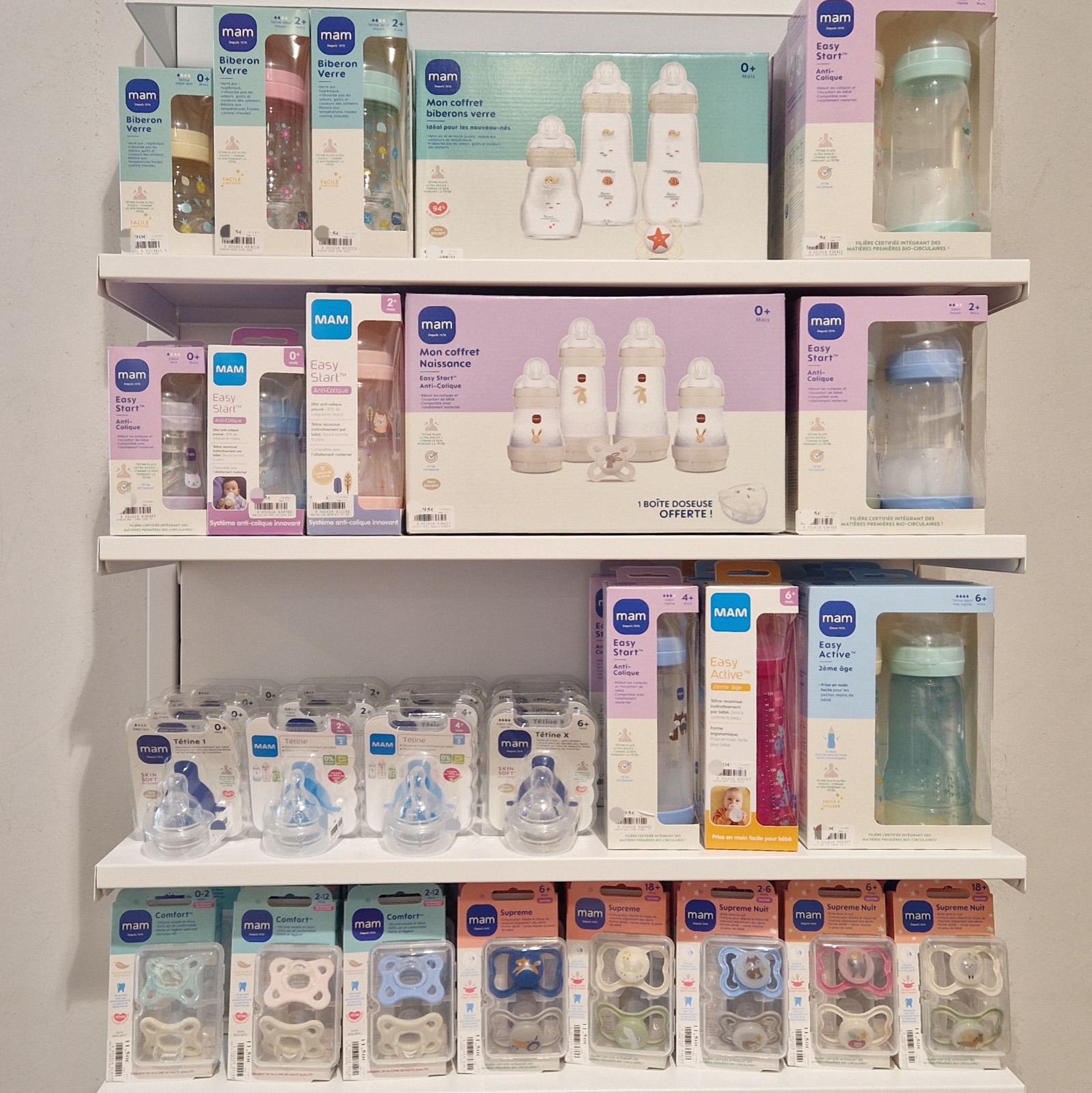 Rayon de biberons, tétines et accessoires MAM à la Pharmacie de Gensac-la-Pallue