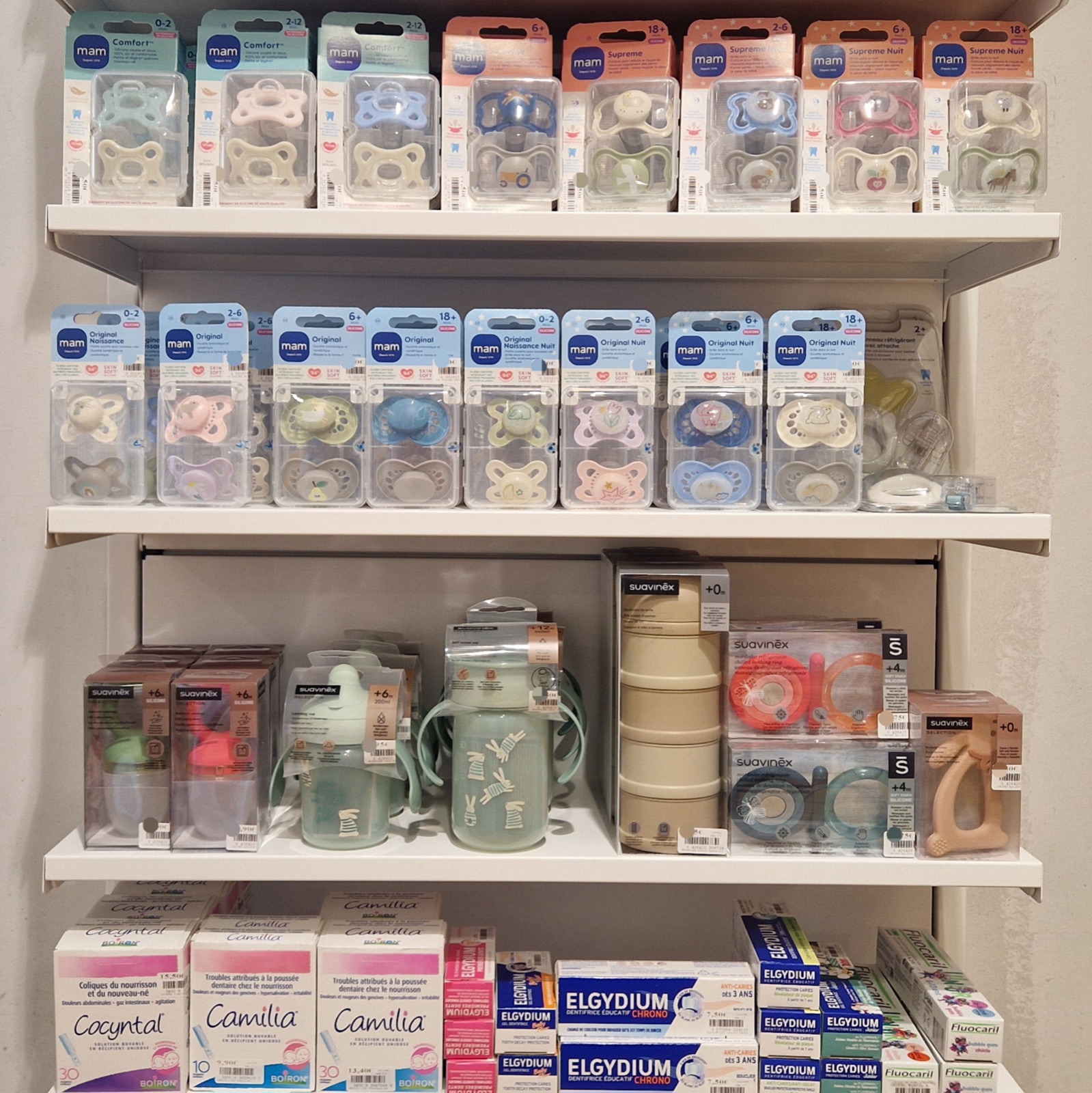 Rayon de sucettes, accessoires et produits d'hygiène bucco-dentaire pour enfants à la Pharmacie de Gensac-la-Pallue