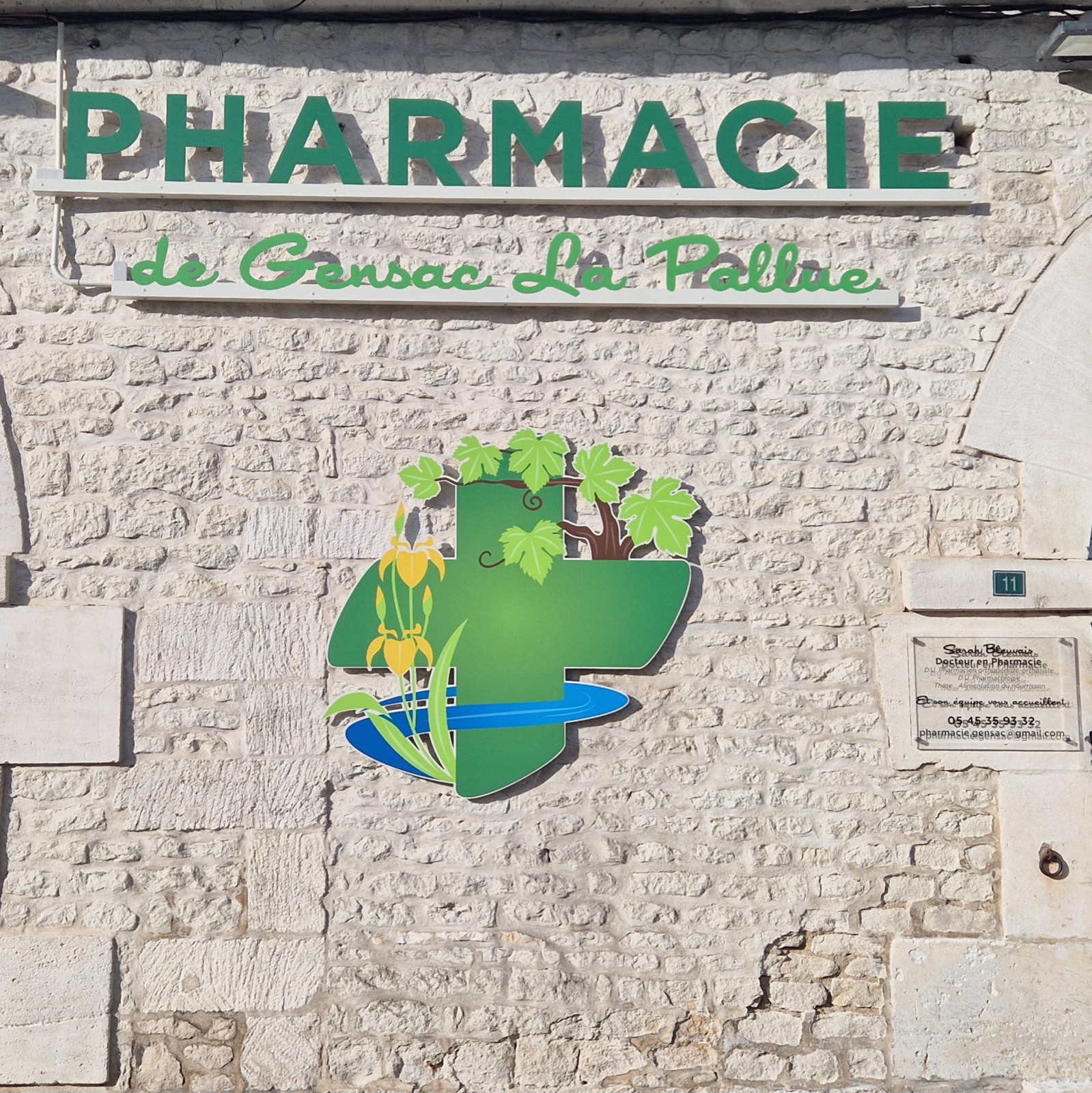 Nouvelle enseigne de la Pharmacie de Gensac-la-Pallue avec sa croix verte ornée de vigne et d'iris