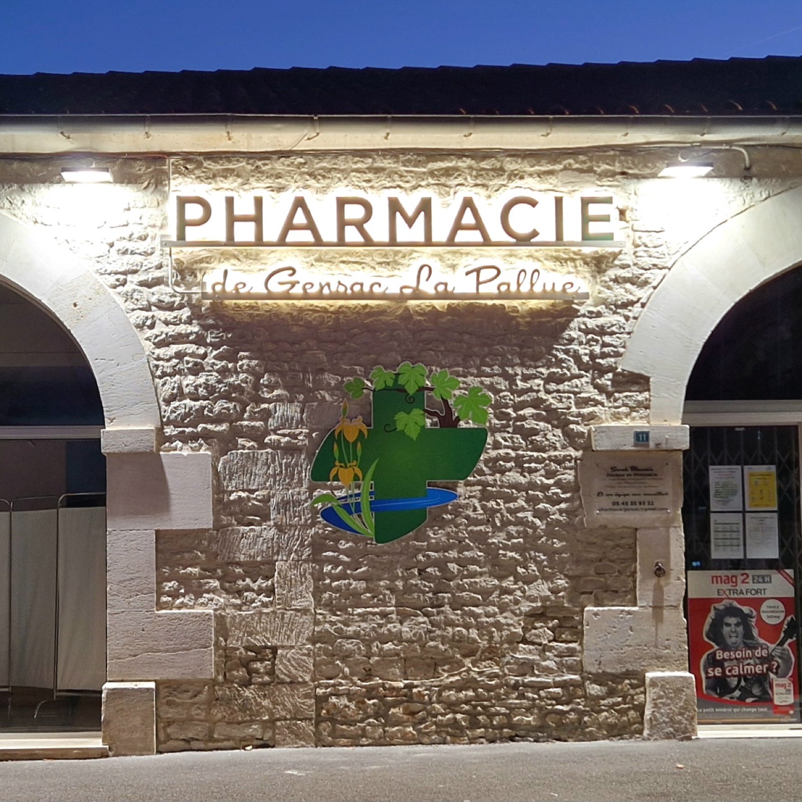 Nouvelle enseigne éclairée de la Pharmacie de Gensac-la-Pallue, croix verte aux feuilles de vigne et aux iris