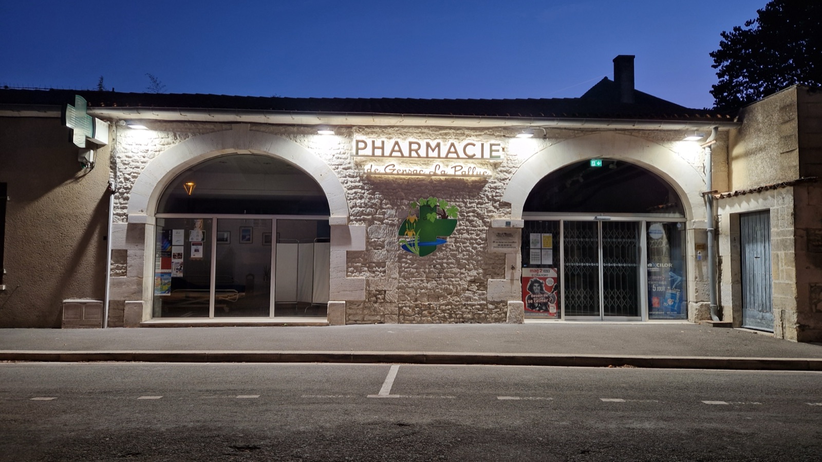 Façade éclairée de nuit de la Pharmacie de Gensac-la-Pallue et sa nouvelle enseigne