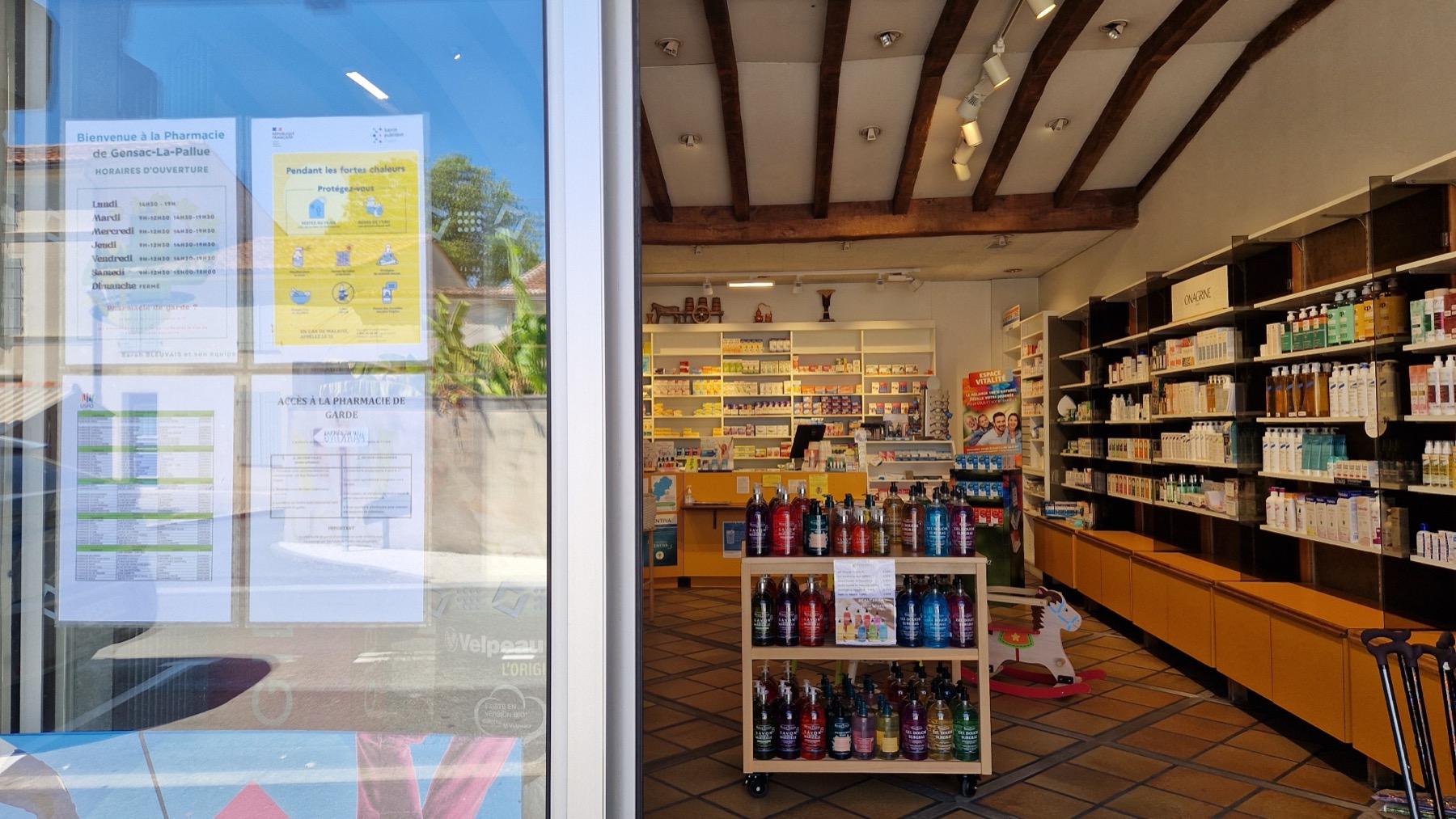 Vitrine et intérieur de la Pharmacie de Gensac-la-Pallue